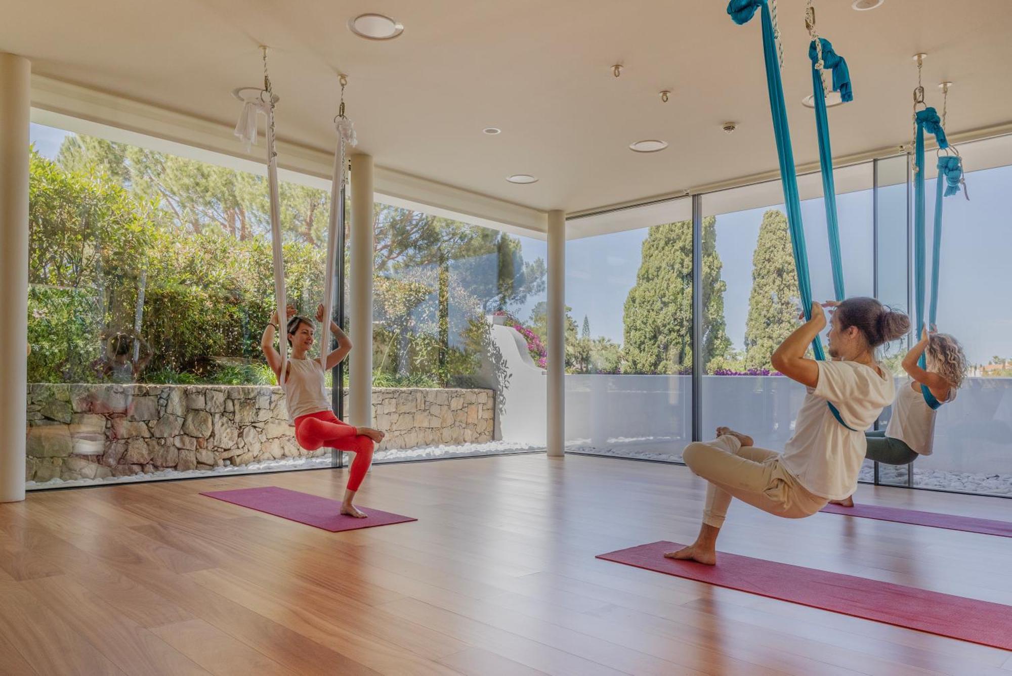 Vila Vita Parc Armação de Pêra Exterior foto Aerial yoga at the B.A.S.F. Wellness Center